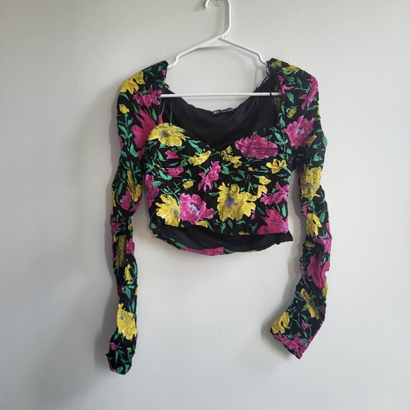 Zara Floral Black and Pink Cropped Long Rouched Sleeve Shirt size Small - Picture 4 of 5